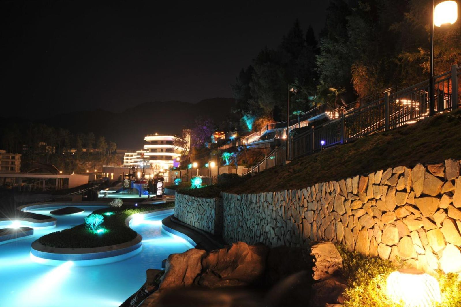 Wyndham Grand Plaza Royale Hot Springs Fenghuang Hotel Exterior foto