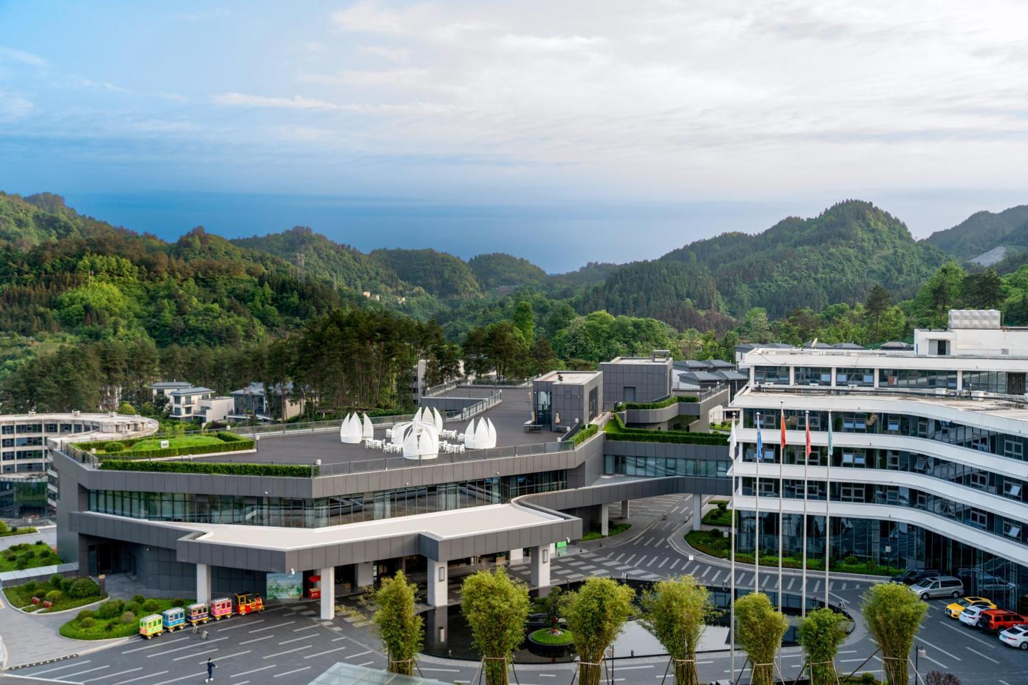 Wyndham Grand Plaza Royale Hot Springs Fenghuang Hotel Exterior foto
