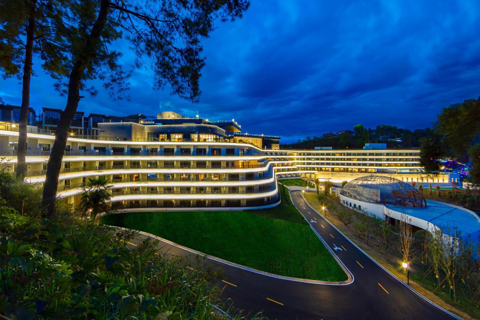 Wyndham Grand Plaza Royale Hot Springs Fenghuang Hotel Exterior foto